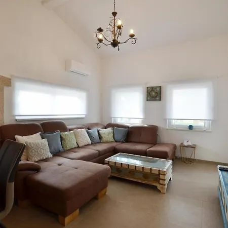 Family Friendly House With A Swimming Pool - 20869 * רוביני