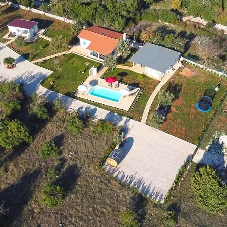 Family Friendly House With A Swimming Pool - 20869 * רוביני
