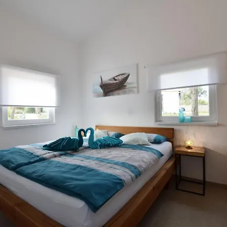 Family Friendly House With A Swimming Pool - 20869 * רוביני